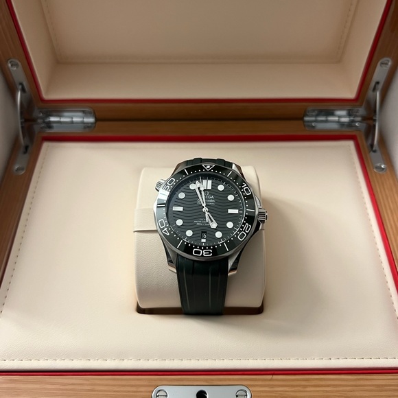 Beautiful and brand new coveted Omega G SeamDiver 42 ss green - Picture 3 of 14